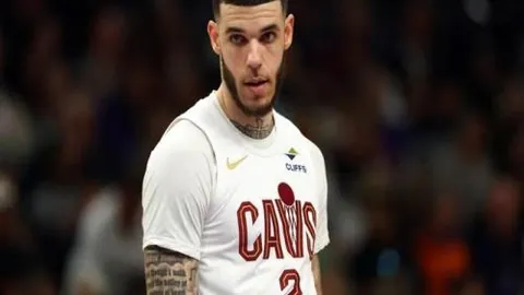 “激战正酣！费城76人VS休斯顿火箭：泥浆战场巅峰对决”